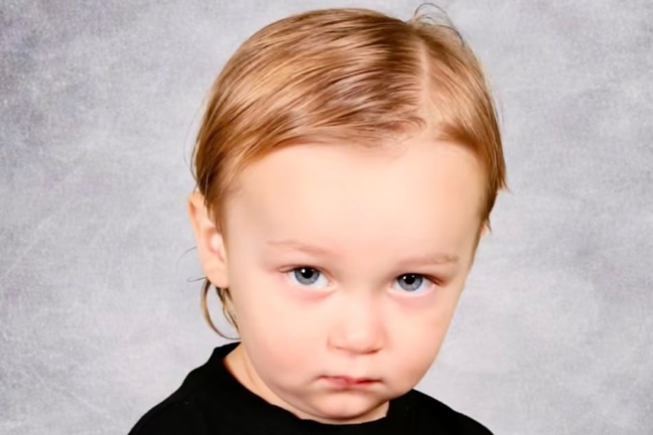 Dumm gelaufen: Dieses "bezaubernde Lächeln" liefert Crew auf dem Kita-Foto ab.