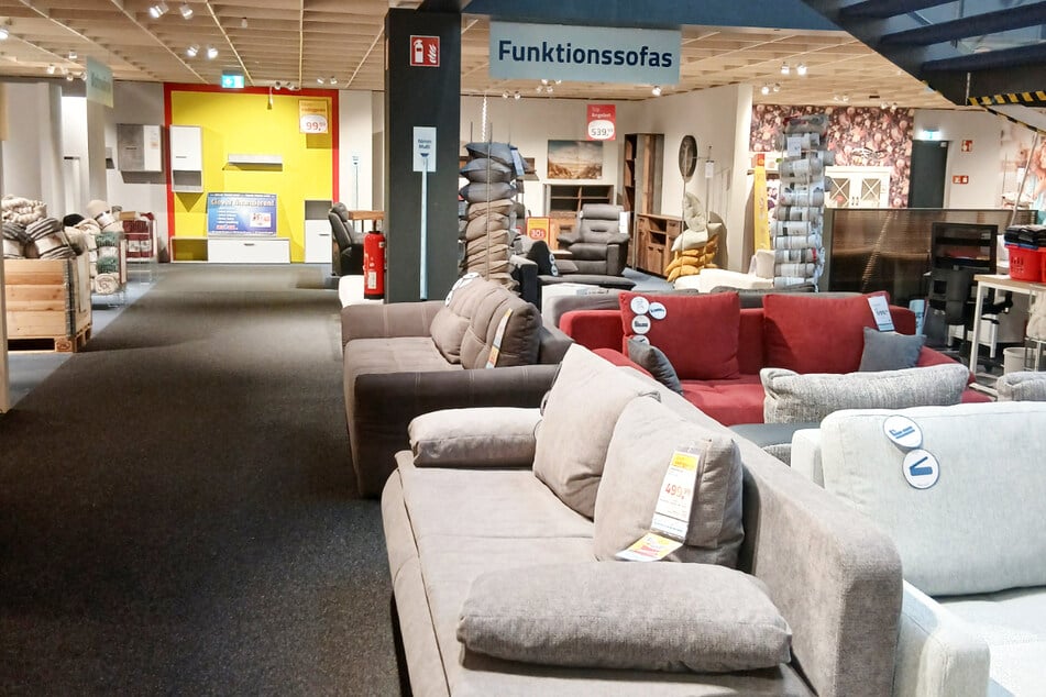 Beliebtes Möbelhaus verkauft Möbel wegen Schließung zum Hammerpreis