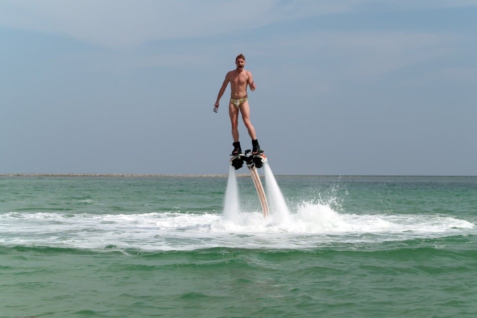 Aaron (28) hebt beim Flyboarding ab ...