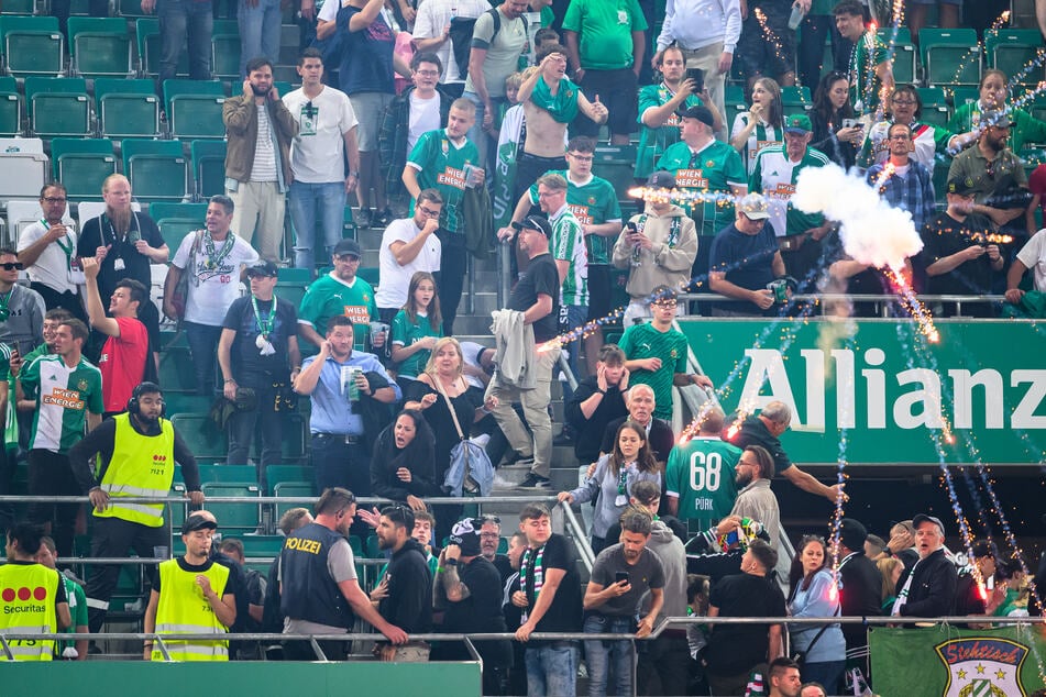 Ein Knallkörper explodiert im Heimblock von Rapid Wien.