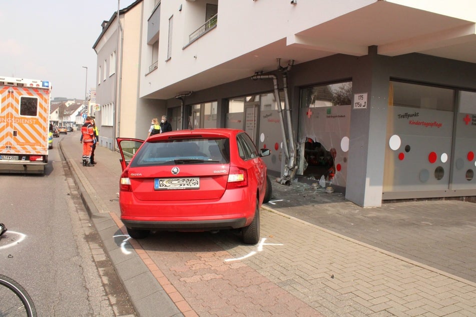 Im Bergisch Gladbacher Stadtteil Heidkamp geschah am Mittwoch ein mysteriöser Verkehrsunfall, bei dem eine Autofahrerin (37) leicht verletzt wurde.