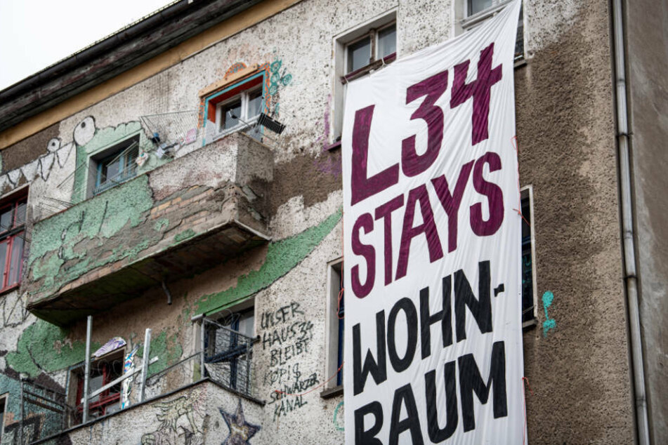 An der Hausfassade des Wohnprojekts "Liebig 34" in Berlin-Friedrichshain hängt ein Banner mit der Aufschrift "L34 Stays". Die Bewohner haben angekündigt, das Haus nicht kampflos räumen zu wollen. Im Internet wurde im Vorfeld zu Widerstand aufgerufen.