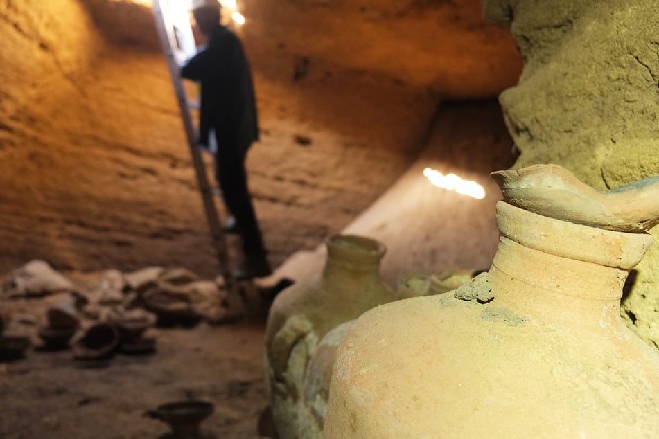 Blick in die rund 3300 Jahre alte, intakte Grabkammer.