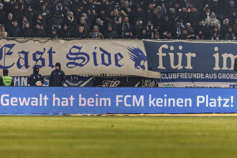 FCM-Sponsoren räumten ihren Platz auf der Werbebande für eine Nachricht des 1. FC Magdeburg.
