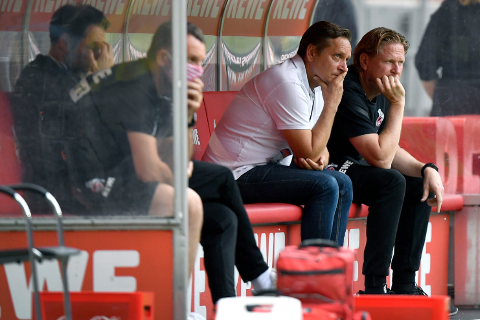 Trainer Markus Gisdol (51, r) und Sportmanager Horst Heldt (50, l) in Sorge: Für zwei Spieler des 1. FC Köln droht eine längere Verletzungspause.