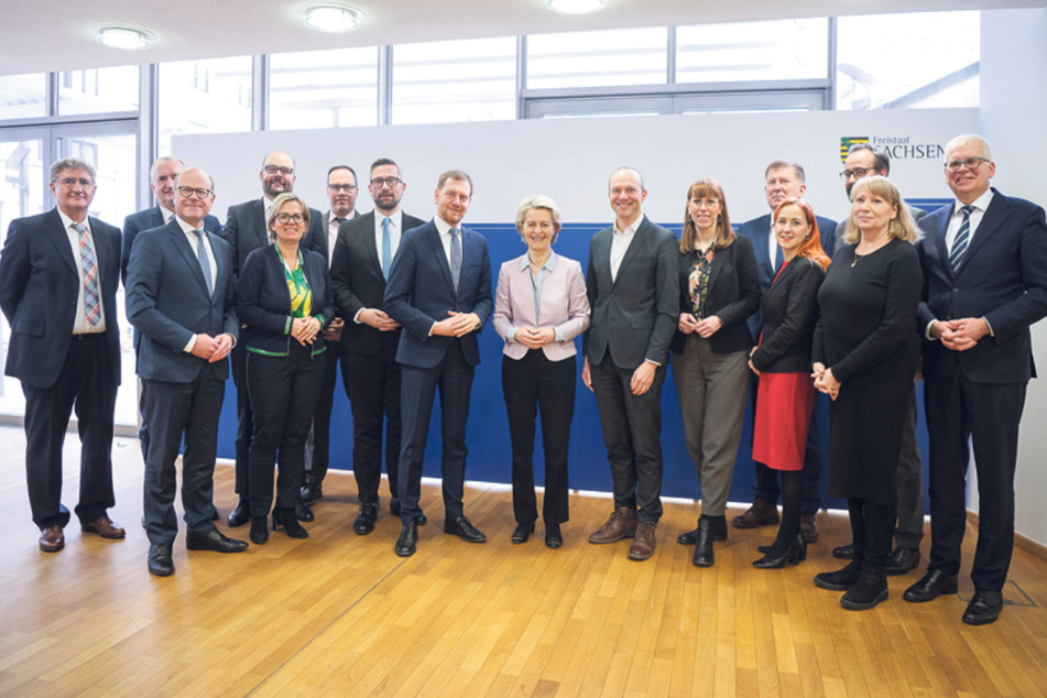 Gruppenbild mit Damen: Am Montag tagte das sächsische Kabinett in Brüssel, nur Innenminister Armin Schuster (61, CDU) wollte nicht mit.