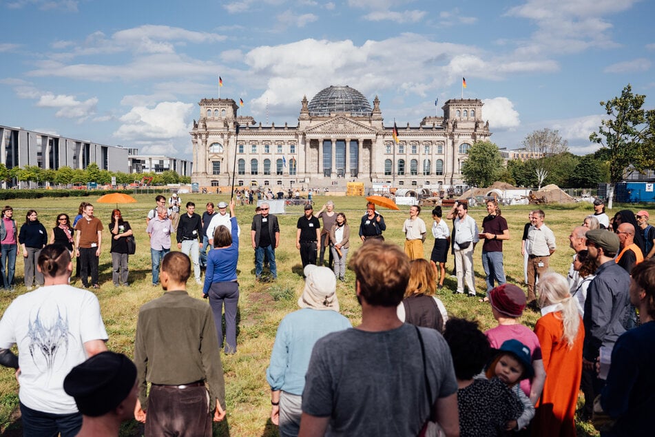 Das "Parlament der Menschen" hat seinen Sitz auf der Wiese vor dem Reichstagsgebäude in Berlin-Mitte.