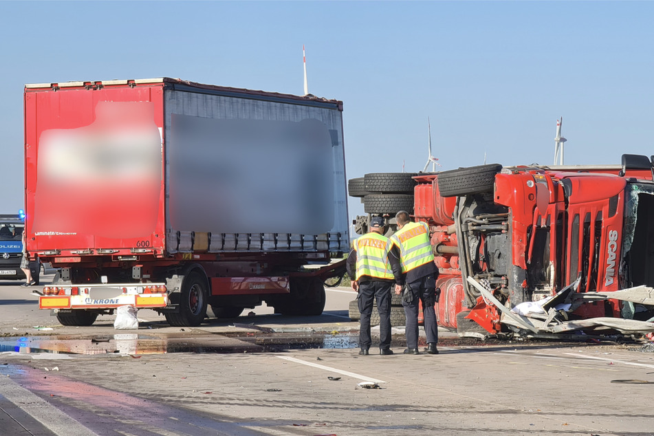 Unfall A9: Vier Verletzte bei Lkw-Unfall: A9 in beide Richtungen gesperrt