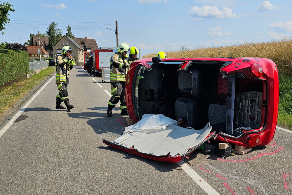 Heftiger Unfall im Landkreis Zwickau: Feuerwehr muss Frau aus Auto schneiden