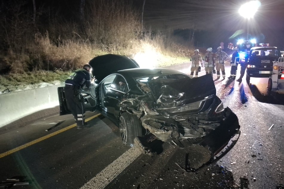 Bei einem Verkehrsunfall auf der A1 wurden zwei Personen verletzt. Stau und eine nicht gebildete Rettungsgasse behinderten die Einsatzkräfte.