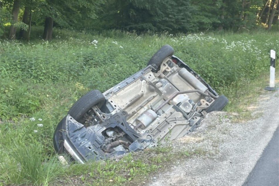 Durch die tief stehende Sonne geriet ein Opel bei Freienhagen in den Straßengraben und landete auf dem Dach. (Symbolbild)