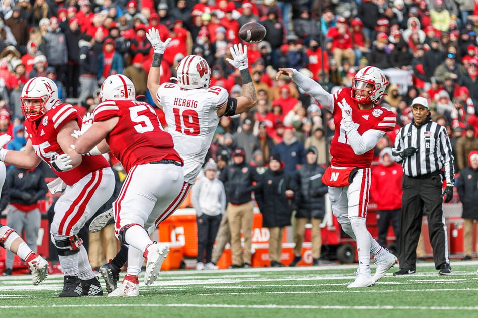 Das Top-Ten-College von Nebraska führte Casey Thompson (26, r.) als Starting-Quarterback an.