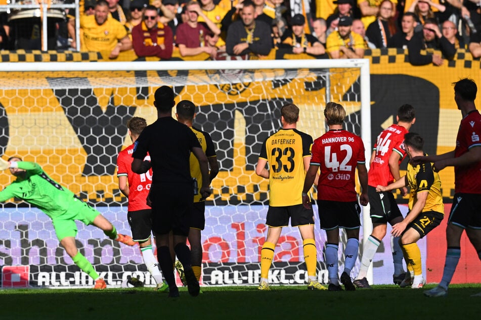 Bis dahin ging nicht viel, doch dann köpfte Robin Meißner (2.v.r.) den Ball zum zwischenzeitlichen 1:1 in die Maschen.