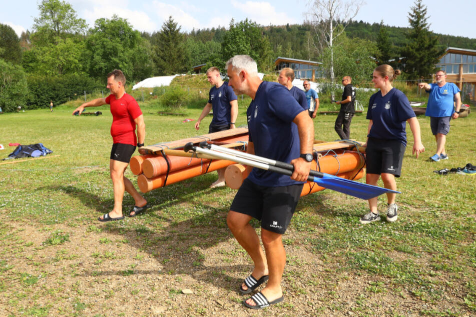 FSV-Trainer Rico Schmitt (55, l.) und sein Team haben in der Vorbereitung angepackt. Jetzt sollen die Früchte geerntet werden.