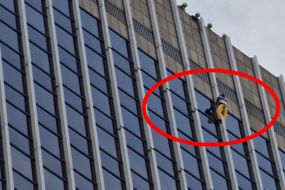 Nach etwa einer Stunde war der Mann am Dach des 142 Meter hohen Gebäudes in der Frankfurter City angekommen.