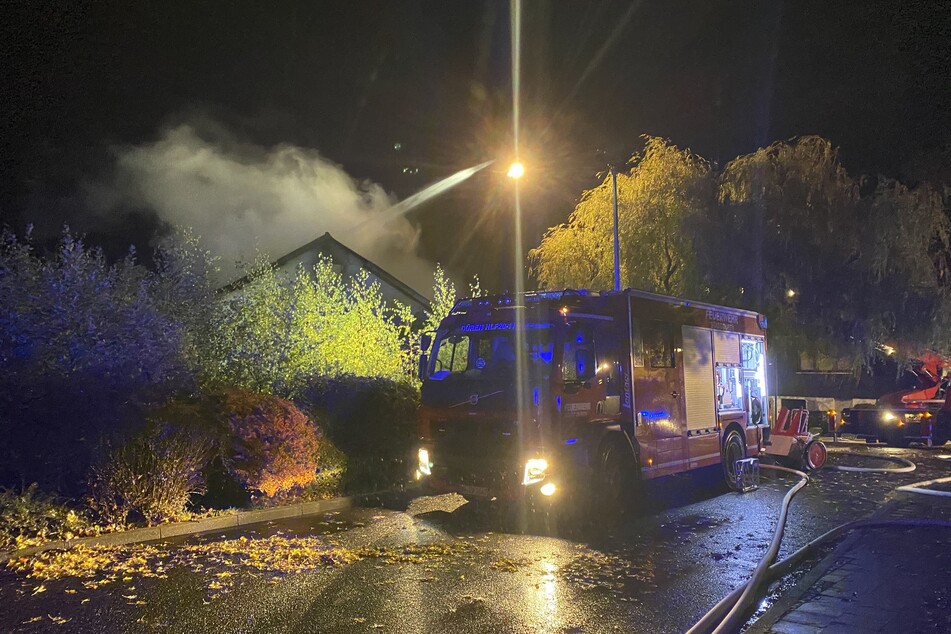 Die Feuerwehr war mit fast 60 Einsatzkräften vor Ort.