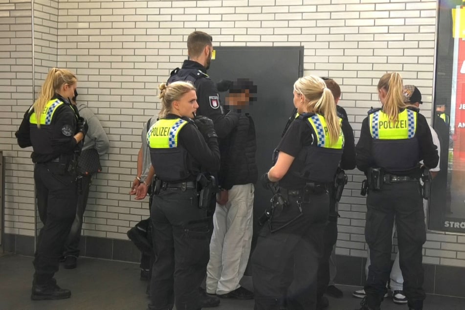 An der Hamburger U-Bahn-Station Feldstraße hat es am Sonntag einen größeren Polizeieinsatz gegeben. Mehrere Jugendliche wurden festgenommen.