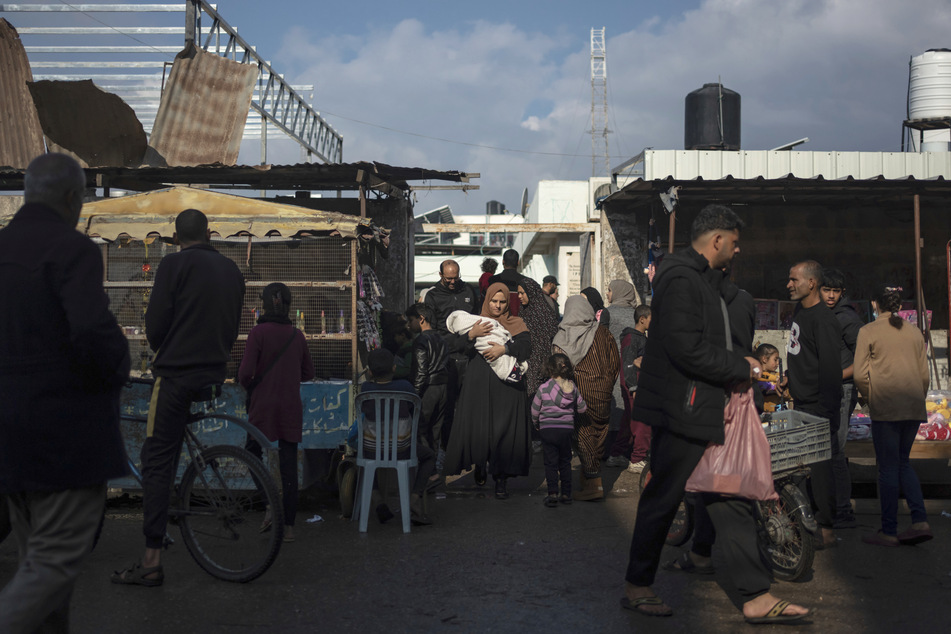 Die Hilfsgüter sollen in Abstimmung mit dem Ägyptischen Roten Halbmond zum Grenzübergang Rafah im Süden des Gazastreifens gebracht werden.