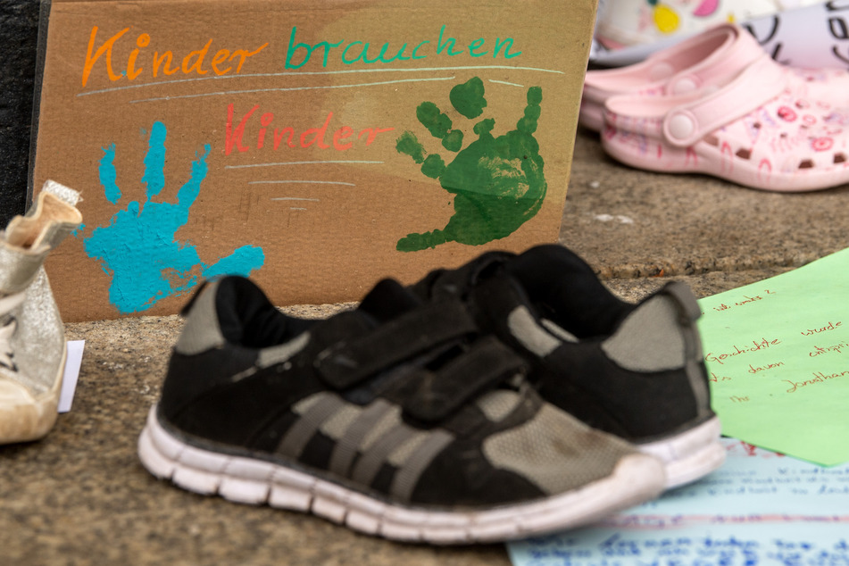 Kinderschuhe stehen als Zeichen des Protests gegen die erneuten Schulschließungen vor dem Rathaus in Zwickau.