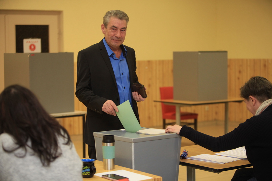 Bekam im ersten Wahlgang die meisten Stimmen: der für die AfD kandidierende Tischlermeister Tim Lochner (53, parteilos).