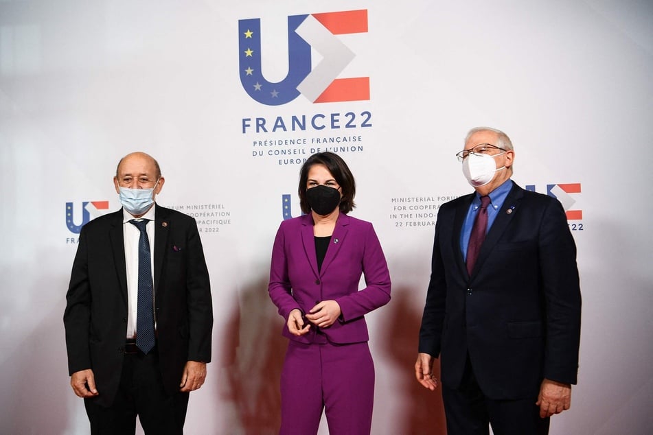 Frankreichs Außenminister Jean-Yves Le Drian (74,l) und EU-Außenbeauftragter Josep Borrell (74,r), EU-Außenbeauftragter, begrüßen Annalena Baerbock (41).