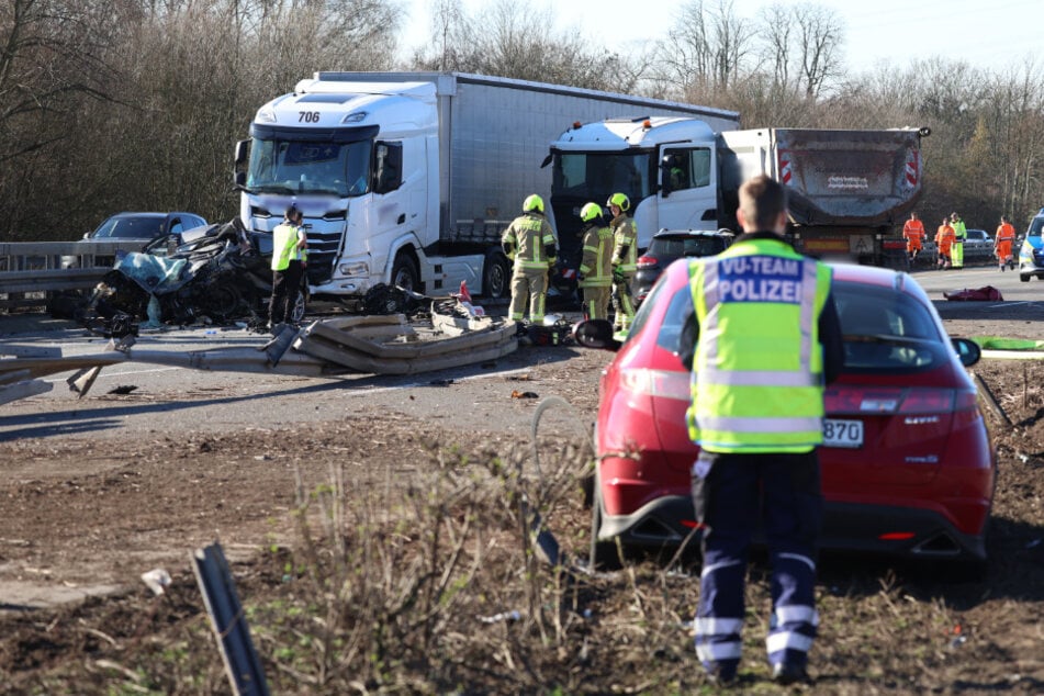 Ein geplatzter Reifen am Lkw soll laut Ermittlungen möglicherweise die Unfallursache sein.