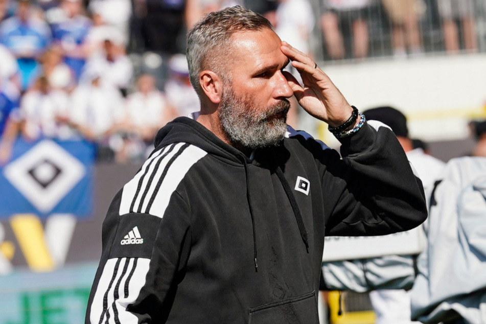 Tim Walter (47) steht vor einer Herausforderung: Der HSV-Coach muss beim Auftakt gegen Schalke eine schlagkräftige Truppe auf den Platz bringen.