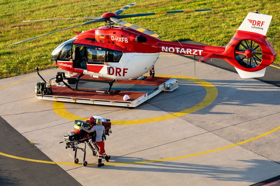 Nach einer ersten Behandlung am Unfallort brachte ein Rettungshubschrauber den Jungen in eine Bonner Kinderklinik. (Symbolbild)