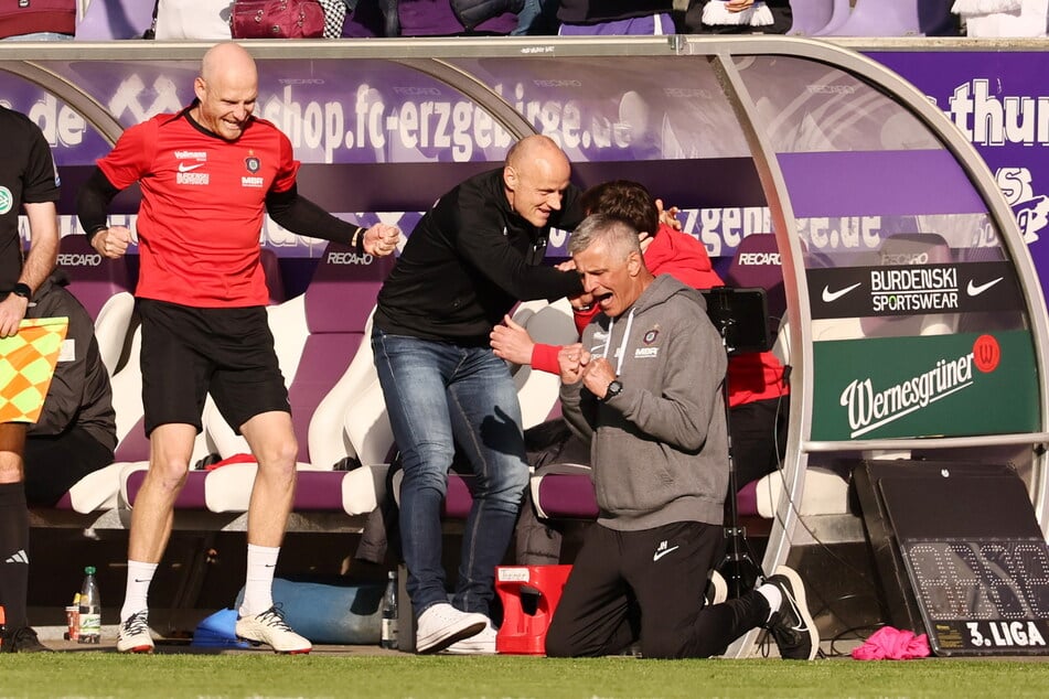 FCE-Trainer Jens Härtel (55, r.) und die gesamte Auer Bank jubelte erleichtert nach dem feststehenden Klassenerhalt.