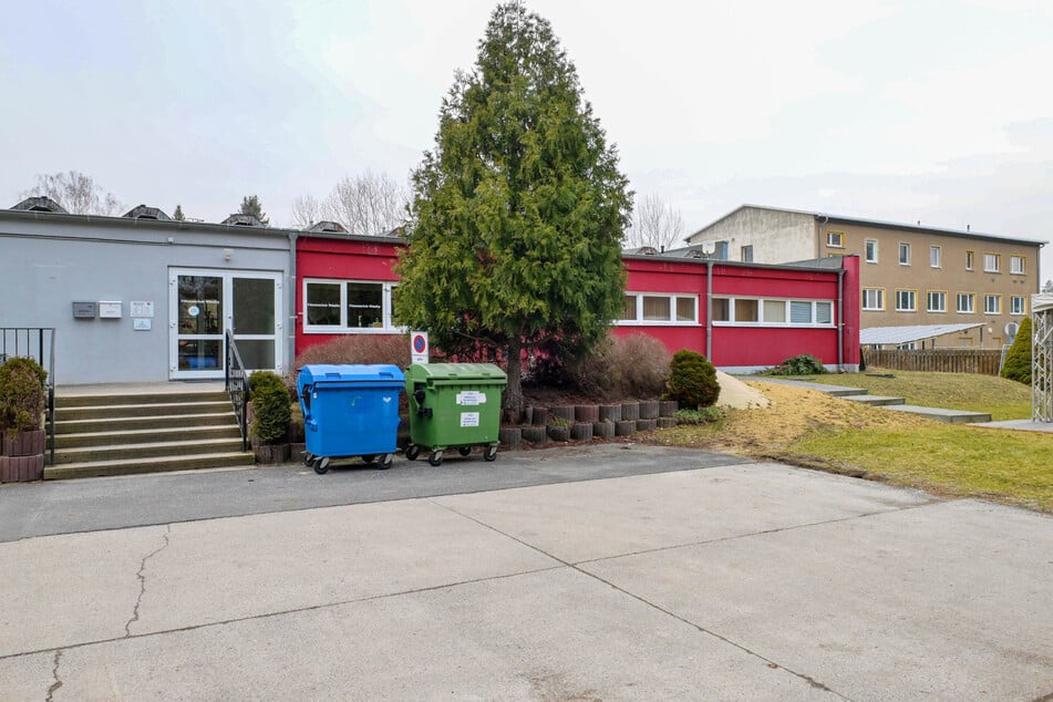 Das Fitnesscenter grenzt direkt an das 2015 eröffnete Flüchtlingsheim (rechts, mit trister Fassade).