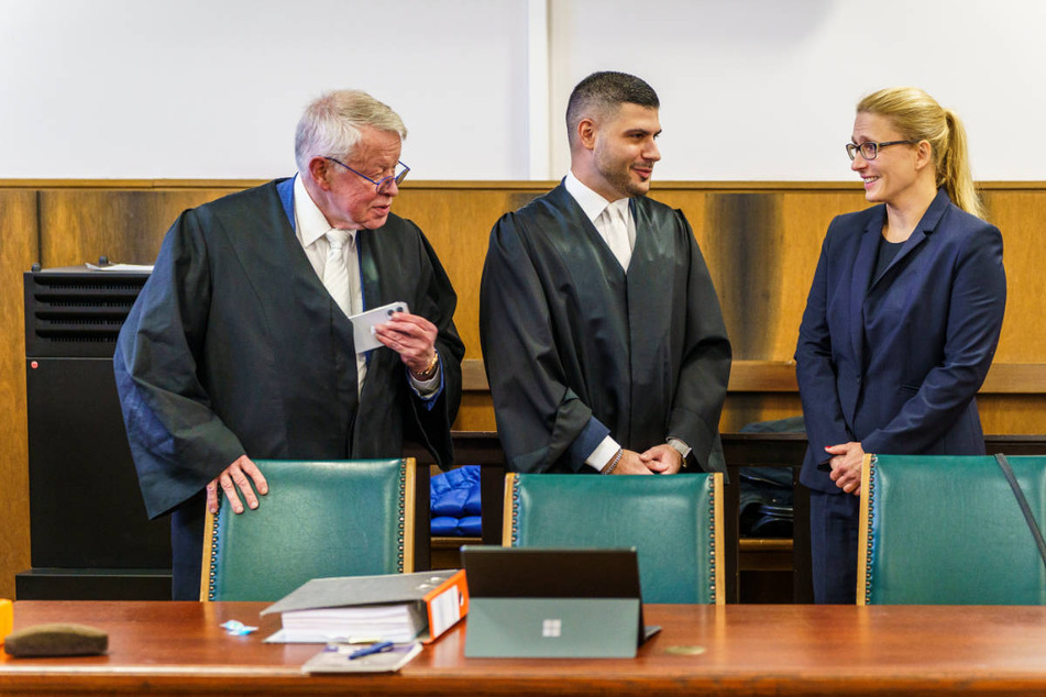 Anja Darsow (r.) bespricht sich mit Gerhard Strate (l.) und Sina Moslehi (M.), den beiden Anwälte ihres Mannes