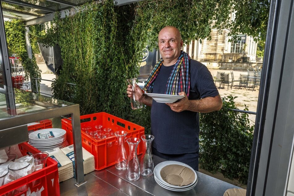 Gastgeber Marco Stelter (47) richtet den Biergarten-Container ein.