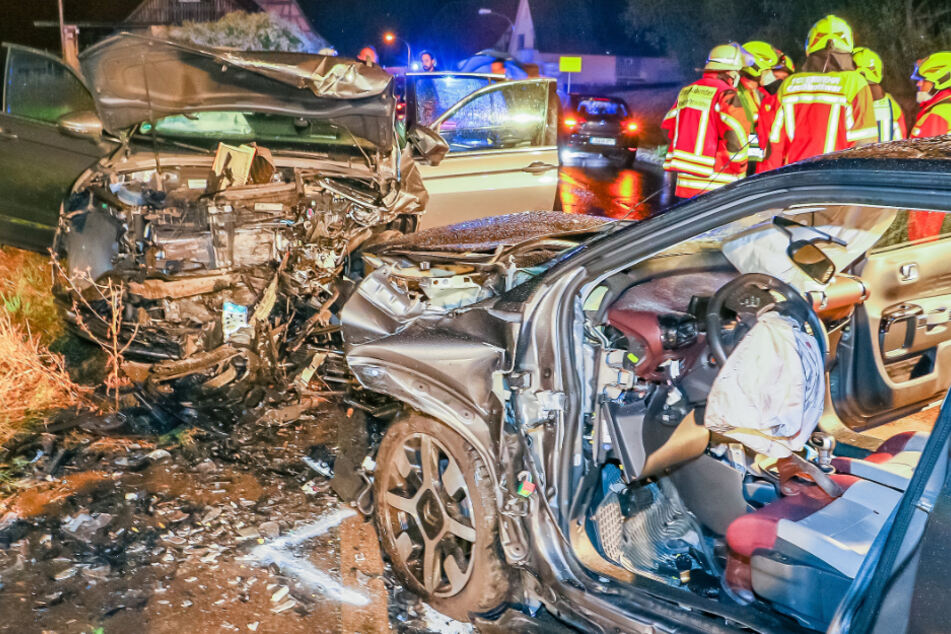 Die beiden Autos nach dem Frontal-Crash.
