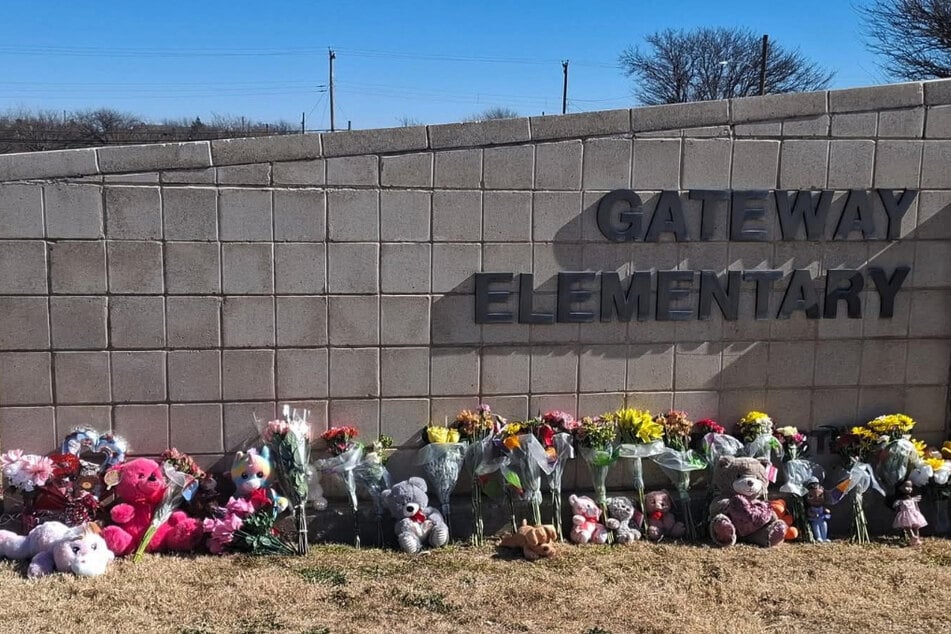 Vor der Grundschule wurden Plüschtiere und Blumen abgelegt.