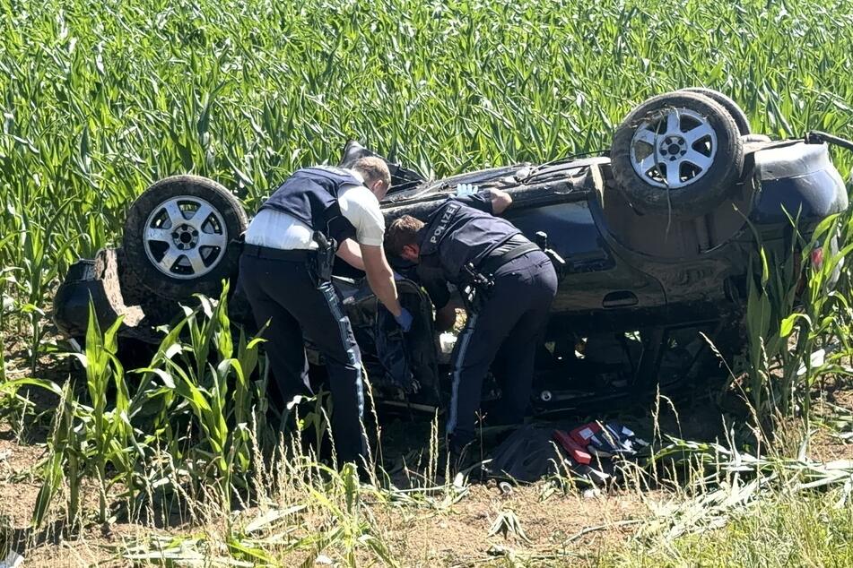 Der Audi blieb schließlich auf dem Dach liegen.