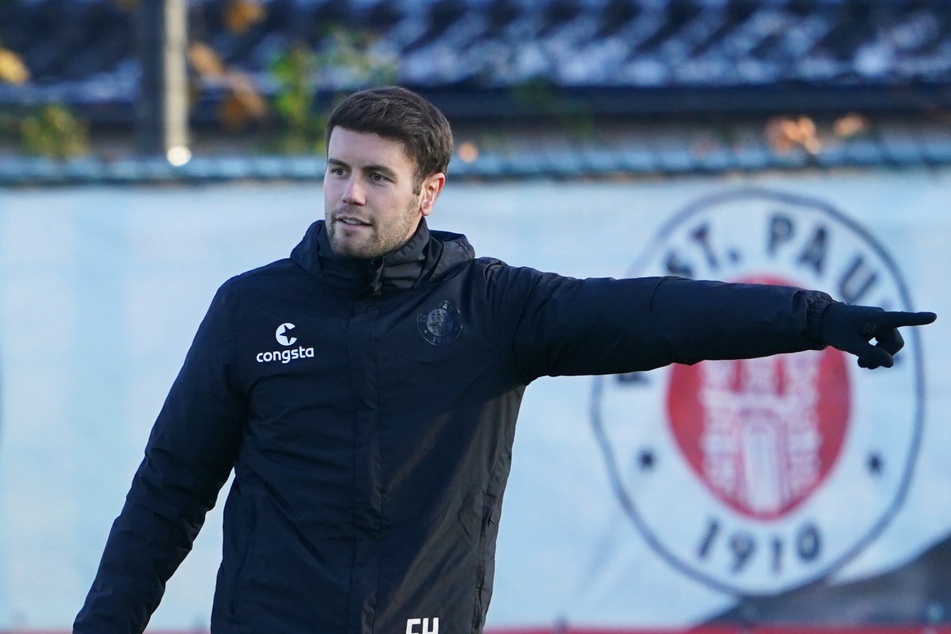 Fabian Hürzeler (29) hat als Trainer des FC St. Pauli eine makellose Bilanz. Am Samstag gastiert der 29-Jährige mit seiner Mannschaft beim 1. FC Magdeburg.