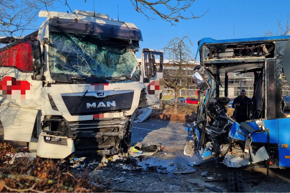 Heftiger Crash zwischen Bus und Laster in Walldorf: Zwei lebensgefährlich Verletzte!