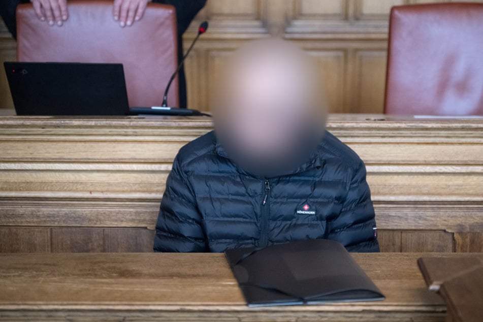 Wegen mutmaßlichen Mordes an seinem siebenjährigen Sohn muss sich der 47 Jahre alte Mann vor dem Landgericht Bremen verantworten.