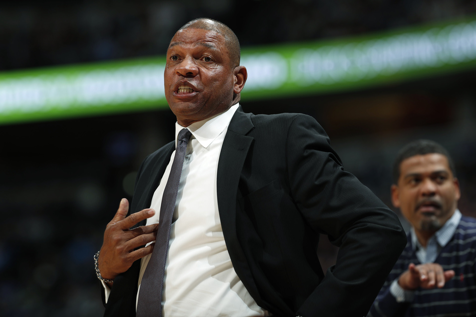 Doc Rivers, der Trainer der Philadelphia 76ers, gestikuliert an der Seitenlinie während einer Unterredung mit dem Schiedsrichter.