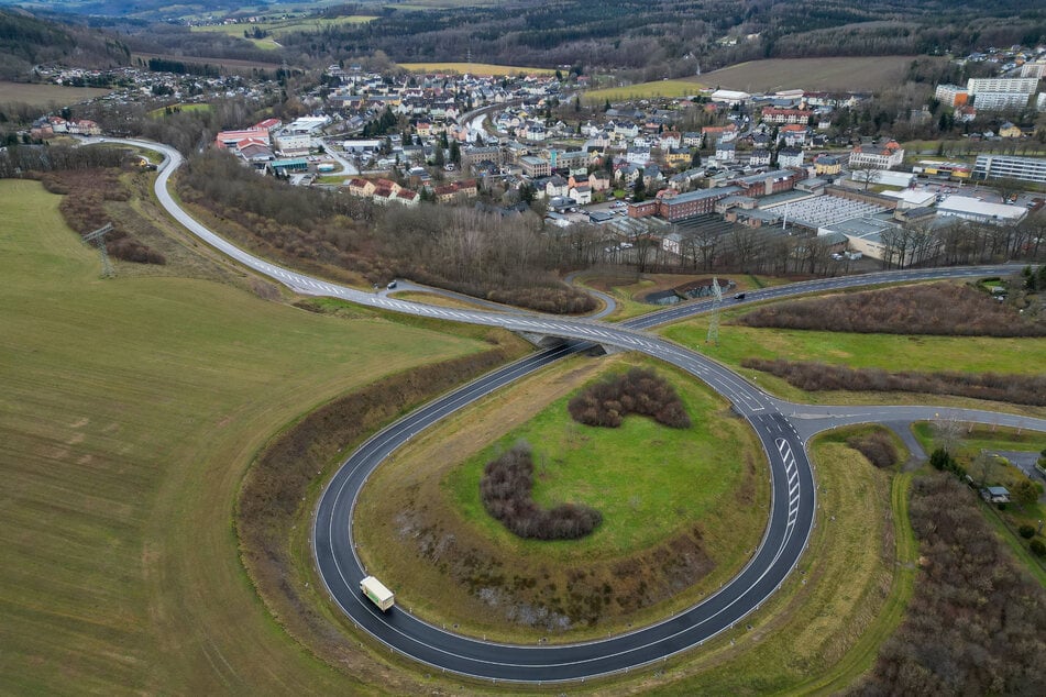 Von der Staatsstraße S223 aus soll die Ortsumgehung über das Flöhatal gebaut werden.