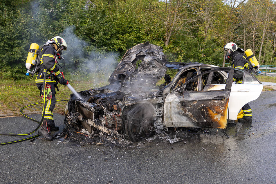 Mehr als 20.000 Euro Schaden: Mercedes brennt komplett aus