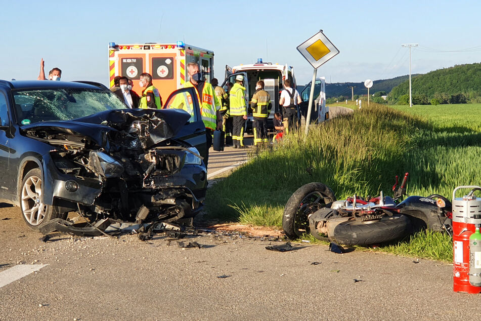 Rettungskräfte stehen an der Unfallstelle im Landkreis Kelheim. Das Motorrad krachte frontal in den BMW, nachdem die Fahrerin den Biker offenbar übersehen hatte.