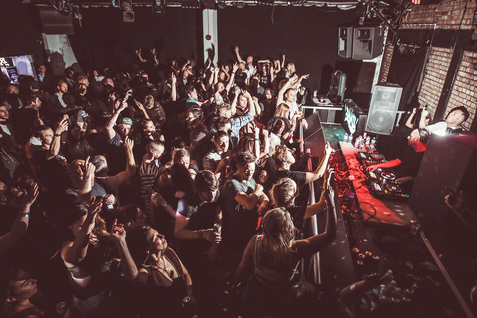 Weil Marten Hørger derzeit keine Liveshows spielen kann, suchte er nach neuen Möglichkeiten, seine Musik an die Fans zu bringen.