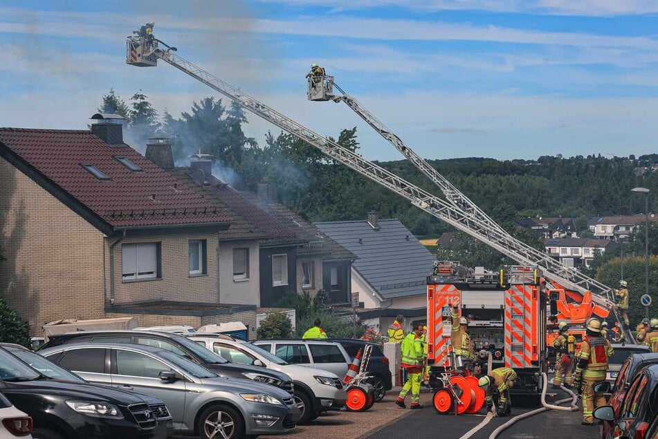Flammen schlagen aus dem Dach: Nachbarn retten Ehepaar aus Reihenhaus