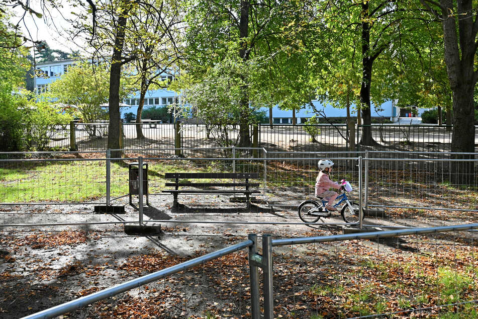 Baustellen-Flair: Im Hintergrund die 49. Grundschule mit Hort in Dresden-Plauen, deren Schüler weiterhin nicht in den Park dürfen.