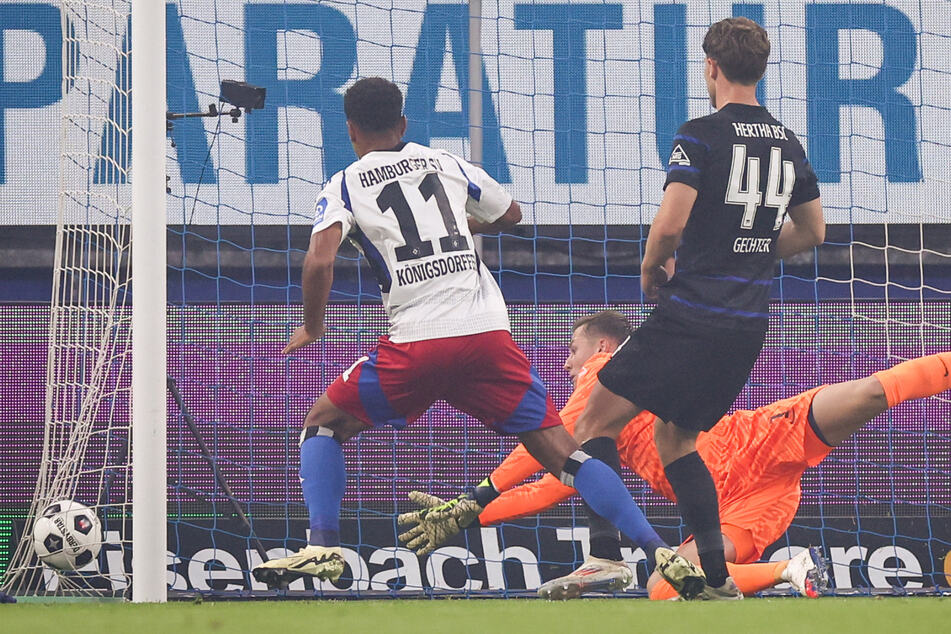 Hertha-Keeper Tjark Ernst (M.) versucht alles, kann den Kopfballtreffer von HSV-Angreifer Ransford-Yeboah Königsdörffer (l.) aber nicht mehr verhindern.