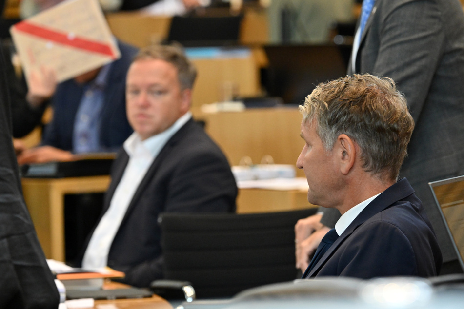 Thüringens AfD-Frontmann Björn Höcke (52, v.) und CDU-Spitzenkandidat Mario Voigt (47, h.) stehen sich erstmals in einem TV-Duell gegenüber.