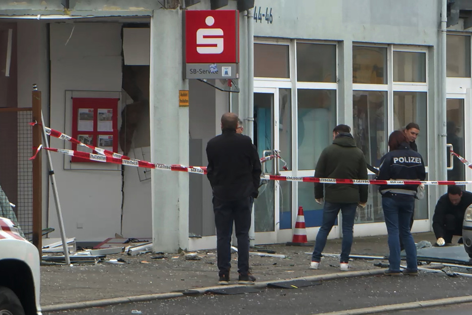 Sparkassen-Automat in Philippsburg explodiert: Täter flüchtig!