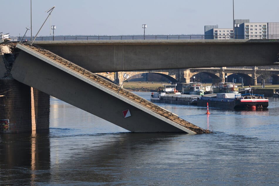 Dass die Brücke wieder passierbar ist, bedeutet eine enorme Erleichterung für die Güterschiffe.