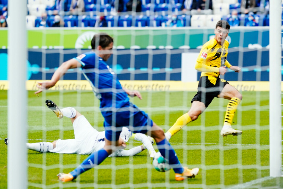 Ganz wichtig für Hoffenheim: Robert Skov (M.) klärt Giovanni Reynas (r.) Schuss auf der Linie.